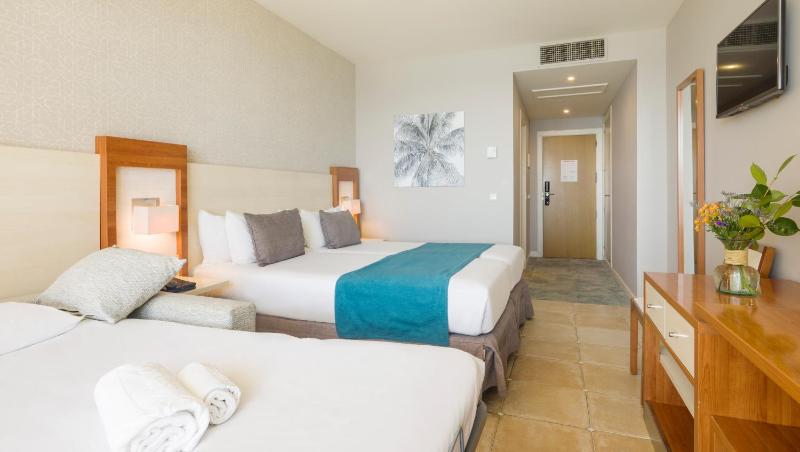 Triple Room with Sea View (2 Adults + 1 Child) image 3