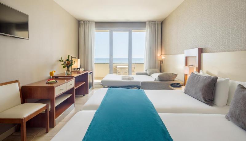 Triple Room with Sea View (2 Adults + 1 Child) image 4