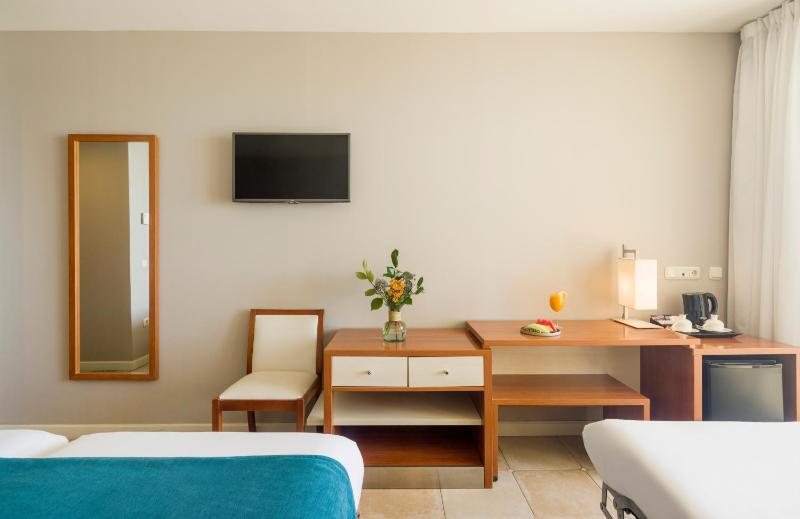 Triple Room with Sea View (2 Adults + 2 Children) image 3