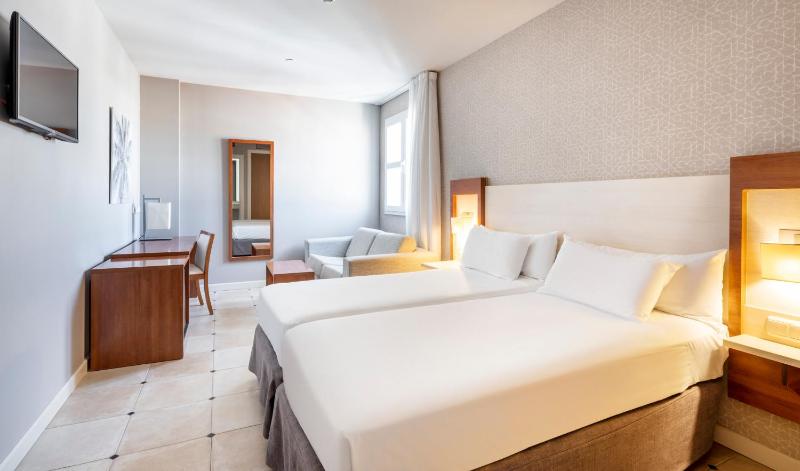 Double or Twin Room image 3