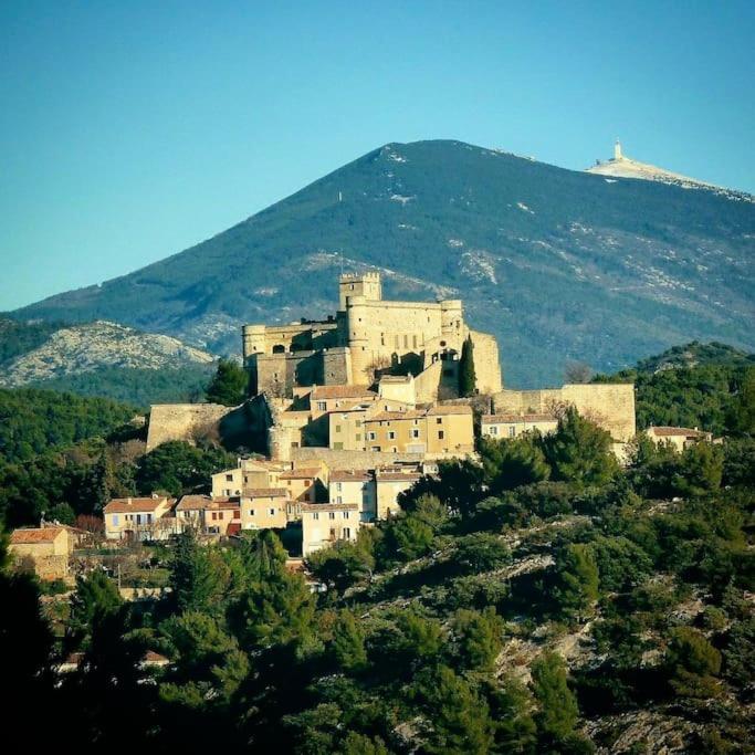 Jolie maison au pied du château du Barroux Images