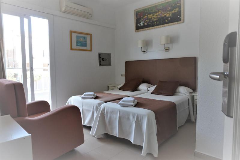 Twin Room with Extra Bed image 2