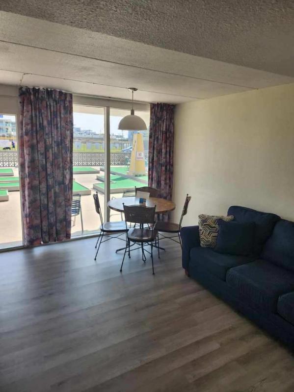 Family Room image 3