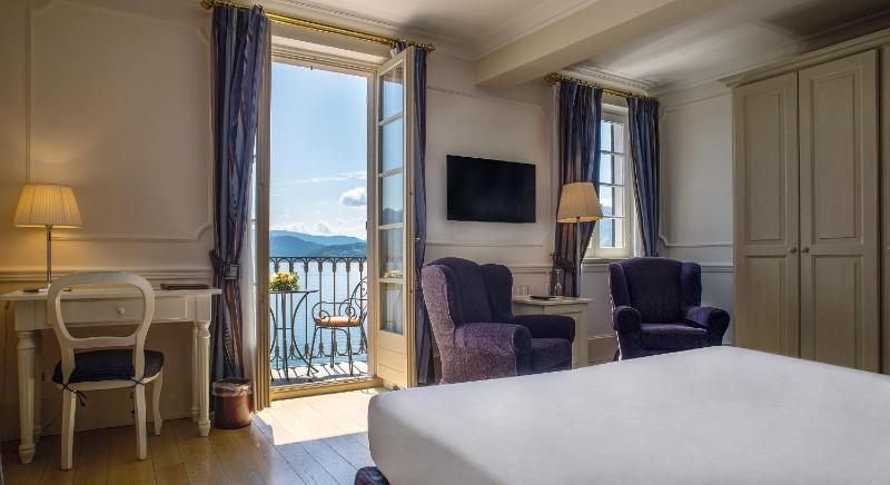 Junior Suite with Balcony image 3