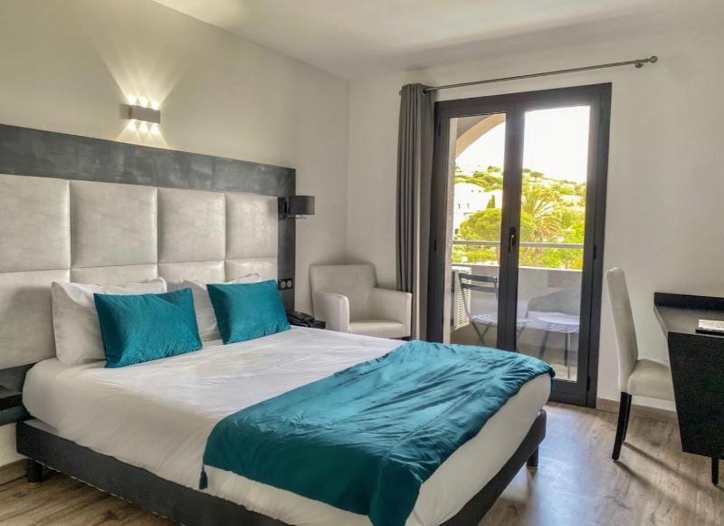 Double Room with Pool View image 1