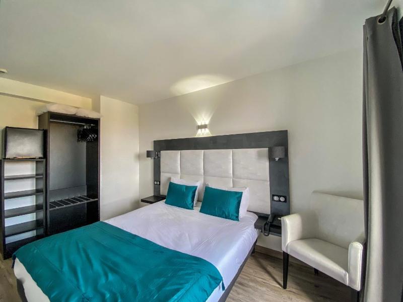 Double Room with Pool View image 3