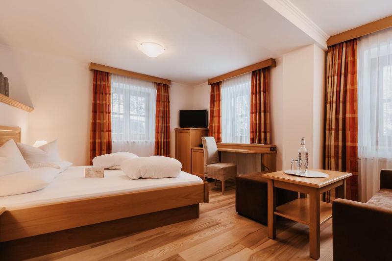 Classic Double Room image 4