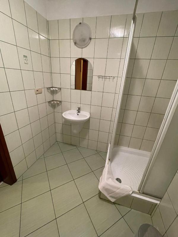 Single Room image 3