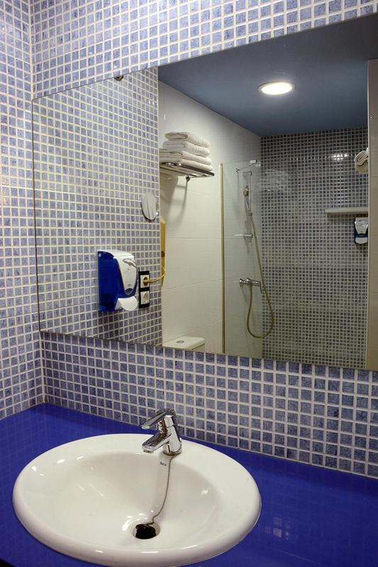 Double or Twin Room image 4