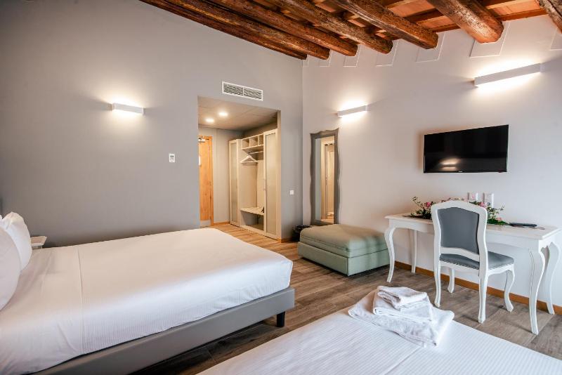Double Room with Extra Bed image 2