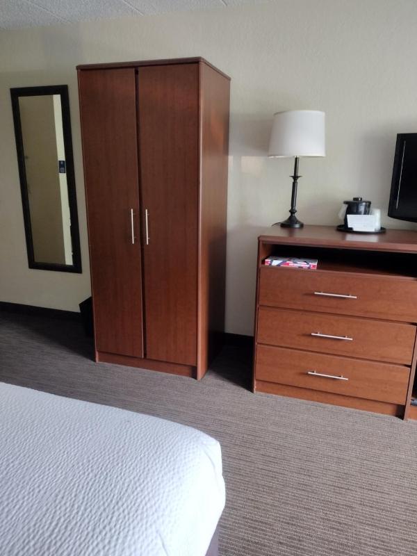 Queen Room with Two Queen Beds - Non-Smoking image 2