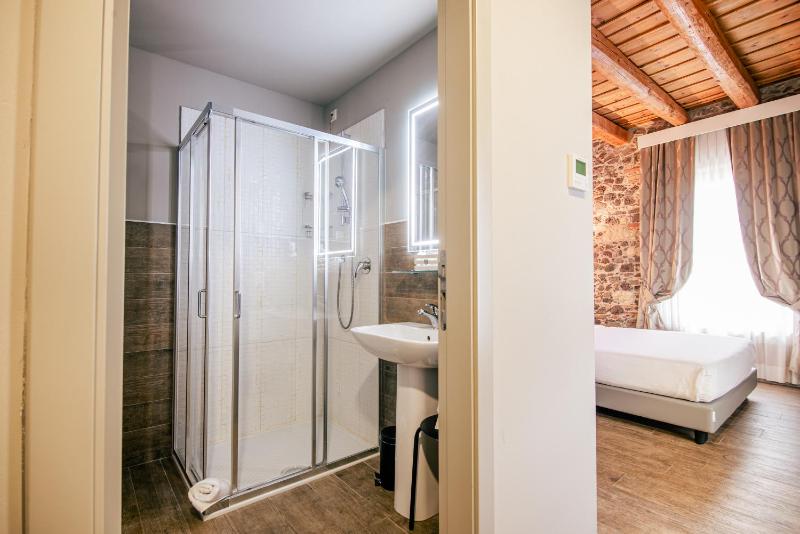 Classic Double or Twin Room image 4