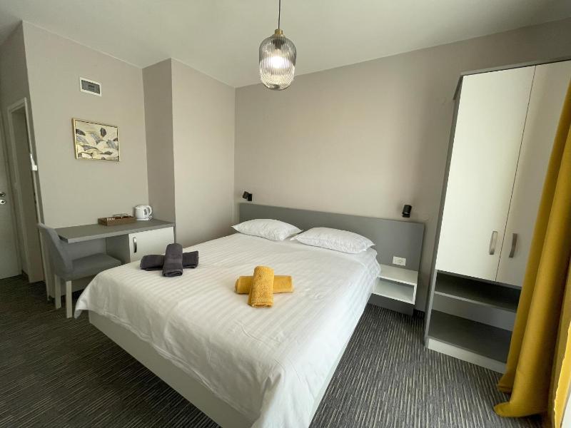 Double Room with Private Bathroom image 1