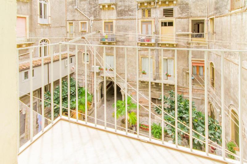 Sicula home in the city center - Happy Rentals - image 9