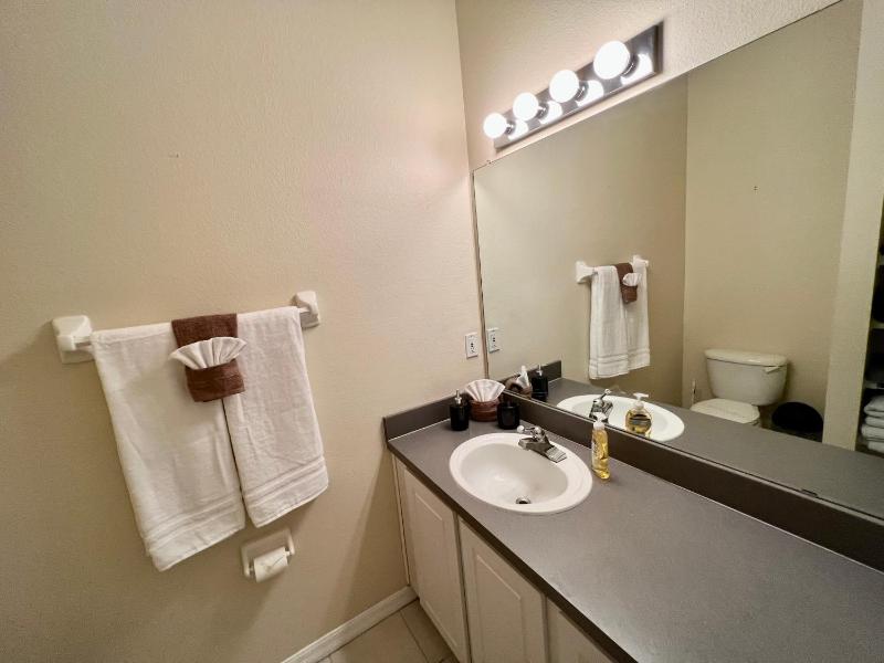 Grand Deluxe 3BR Townhouse near Disney Parks - image 15