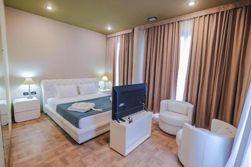 Diplomat Suite with Sea View image 4