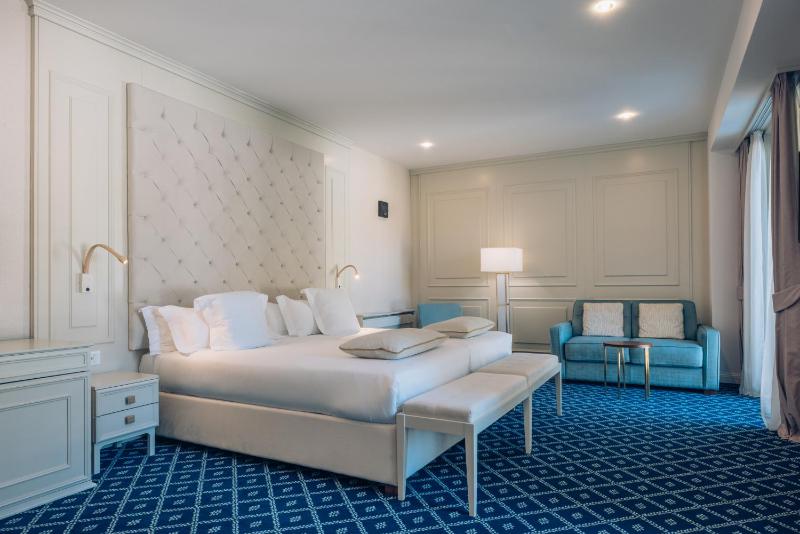Superior Twin Room image 3