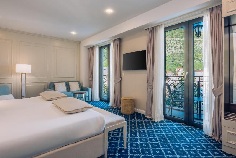 Superior Twin Room image 4