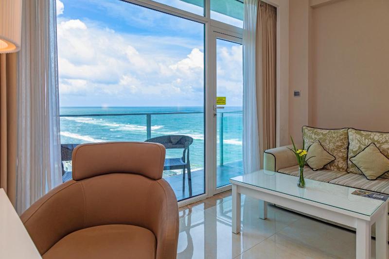 Premier King Room with Complimentary City Tour & Access to Beach Lounge image 4