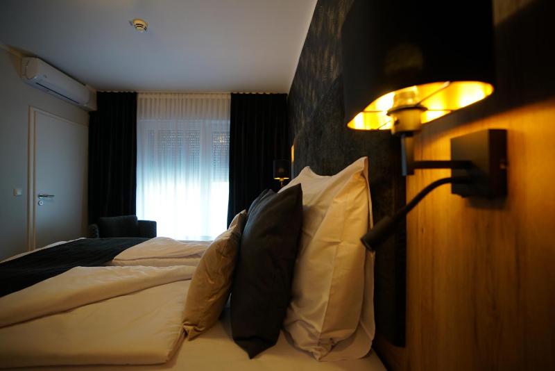 Deluxe Double Room image 4