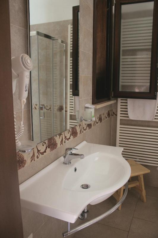 Economy Double Room image 4