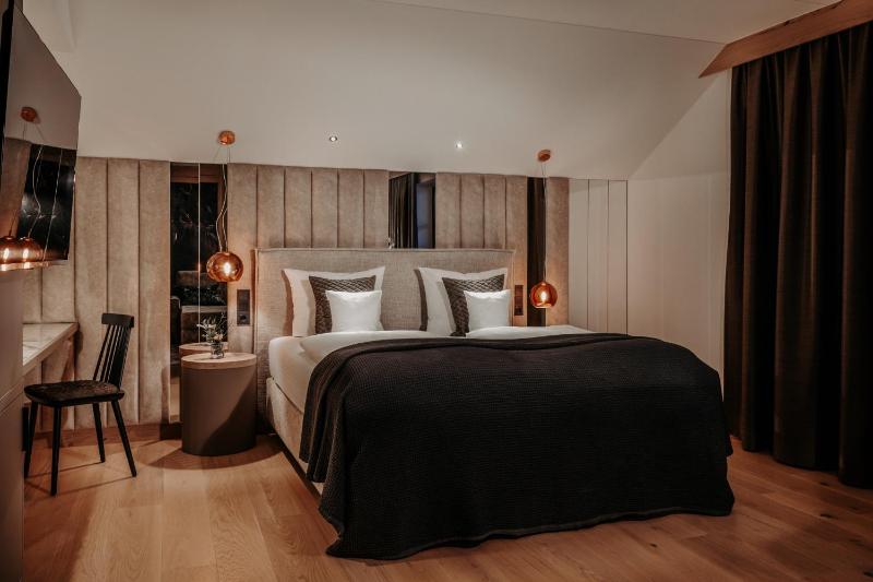 Deluxe Double Room with Balcony image 1