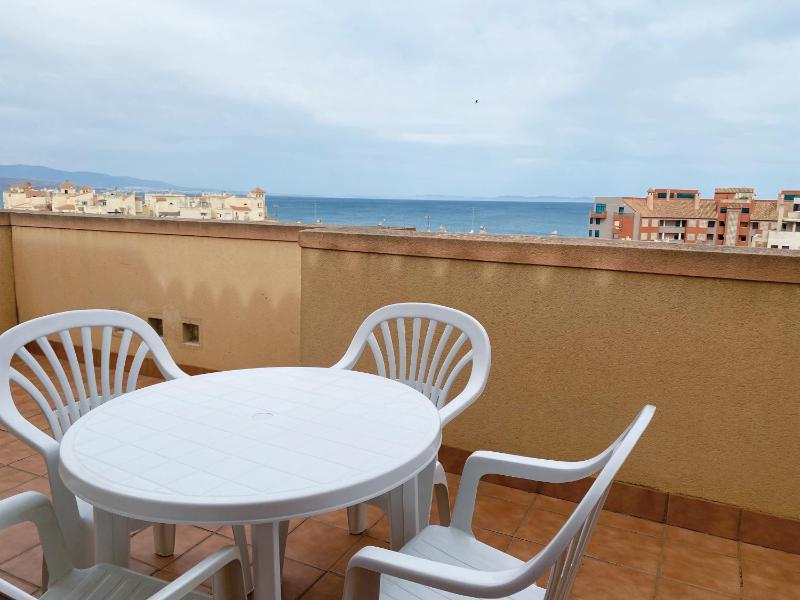 Two-Bedroom Penthouse Apartment with Sea view image 1