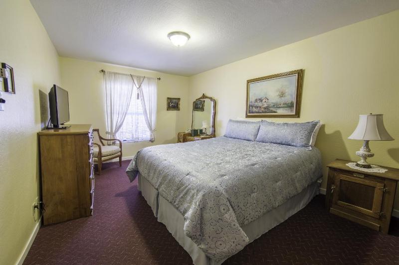 Deluxe King Room image 2