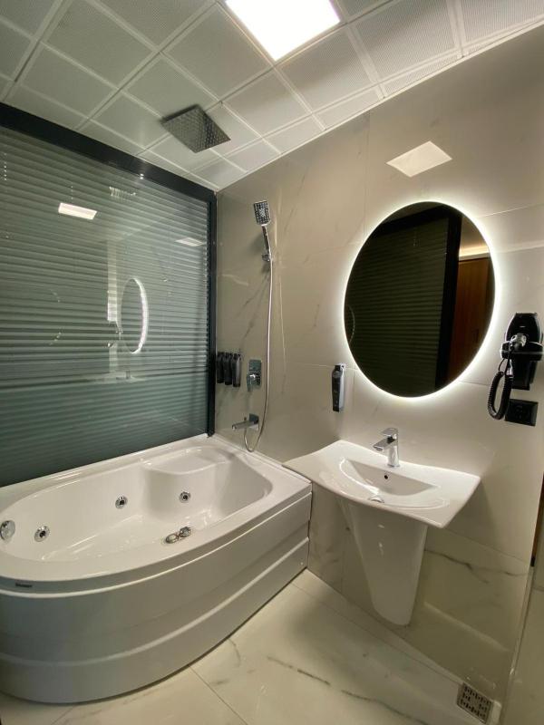 Queen Room with Spa Bath image 4