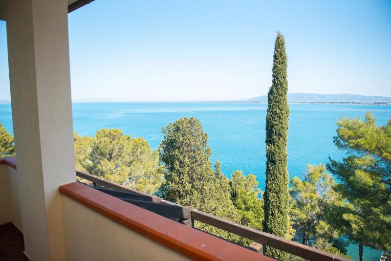 One-Bedroom Suite with Sea View image 4