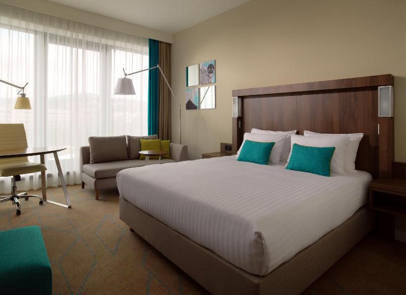 Business King Room with City View image 4