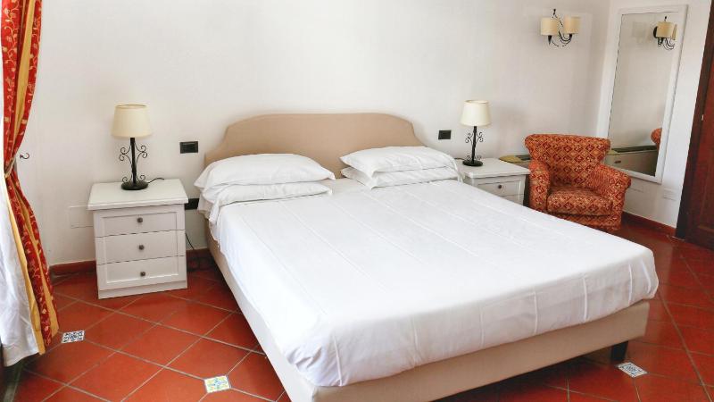 Classic Double Room image 4