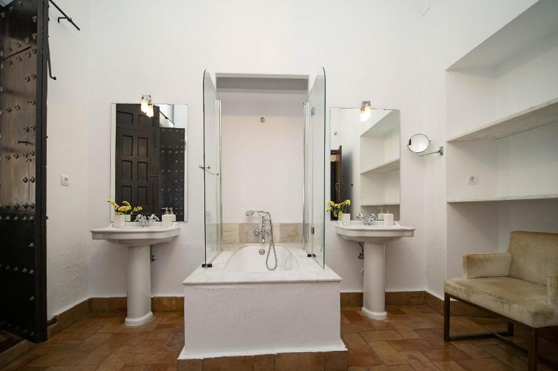 La Casa 1832 Boutique - image 42