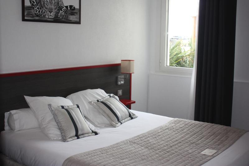 Double Room with Swimming Pool View-Lower level image 3