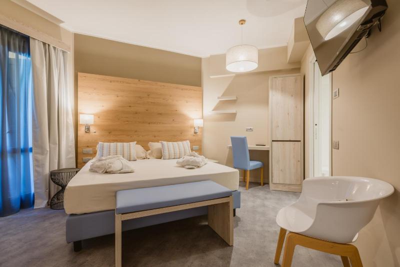 Family Suite with Balcony image 1