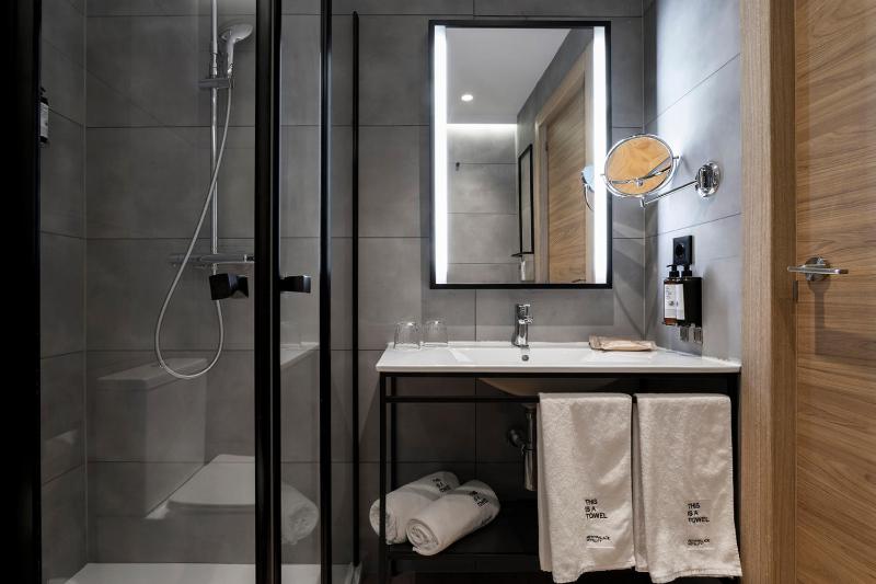 Double or Twin Room (1-2 Adults) image 3