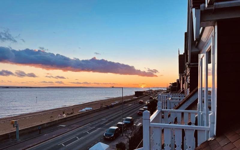 Double Room with Balcony and Sea View image 3