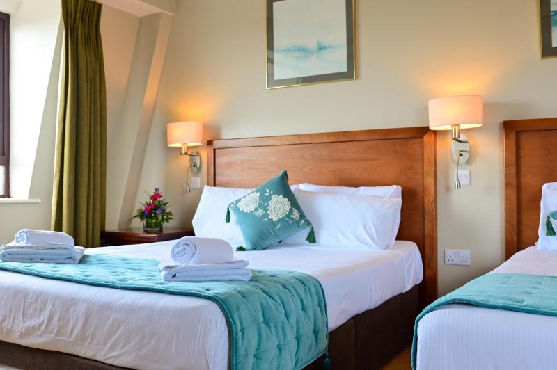 Twin Room image 3
