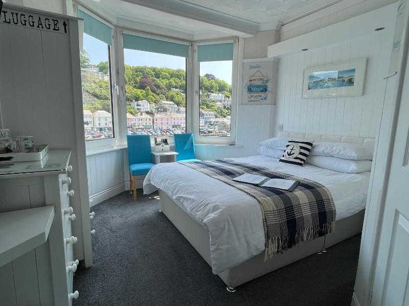 Deluxe Double Room with Sea View image 3