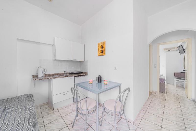 Superior One-Bedroom Apartment (3 Adults) image 4