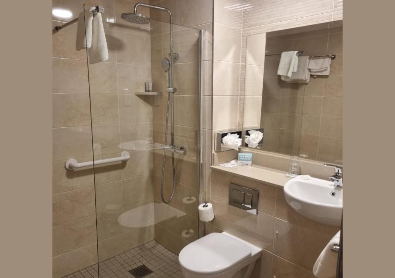 Standard Twin Room image 4