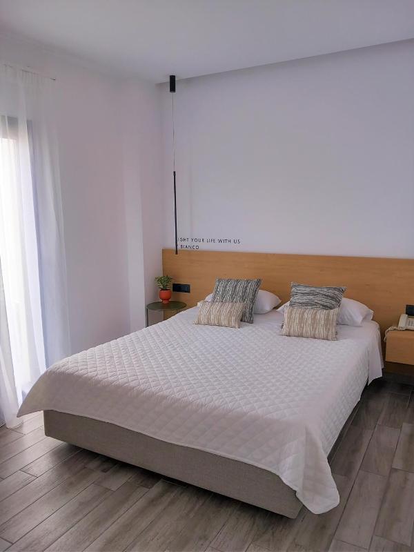 Deluxe Single Room with Balcony image 2