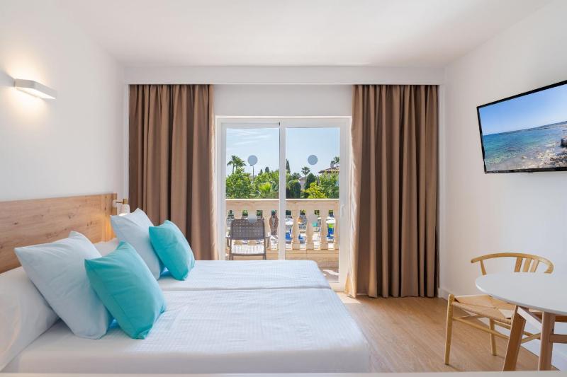 Junior Suite with Pool View image 1