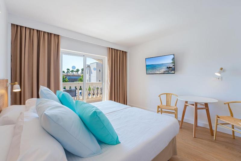 Junior Suite For Single Use with Pool View image 3
