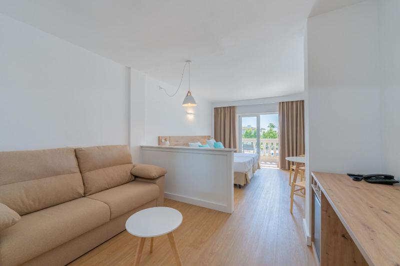 Junior Suite with Pool View image 4