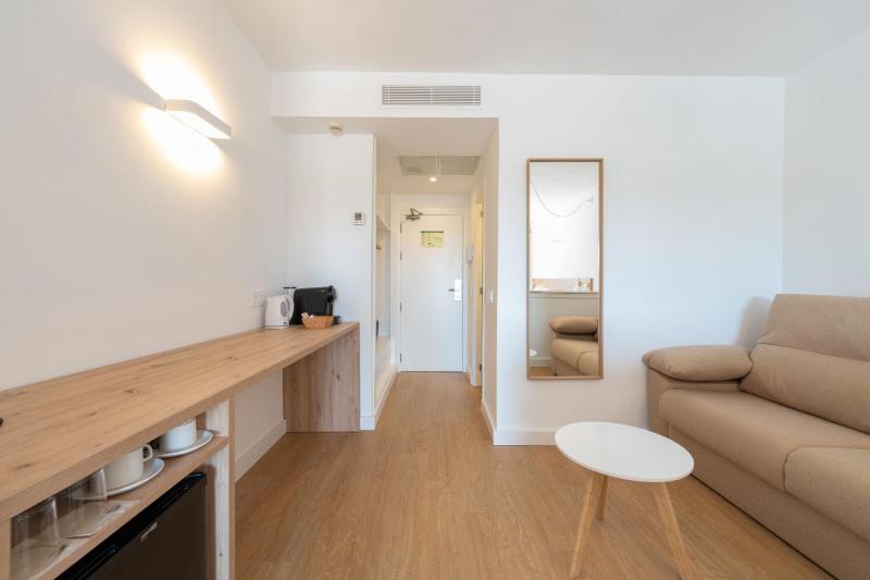 Junior Suite with Pool View image 3