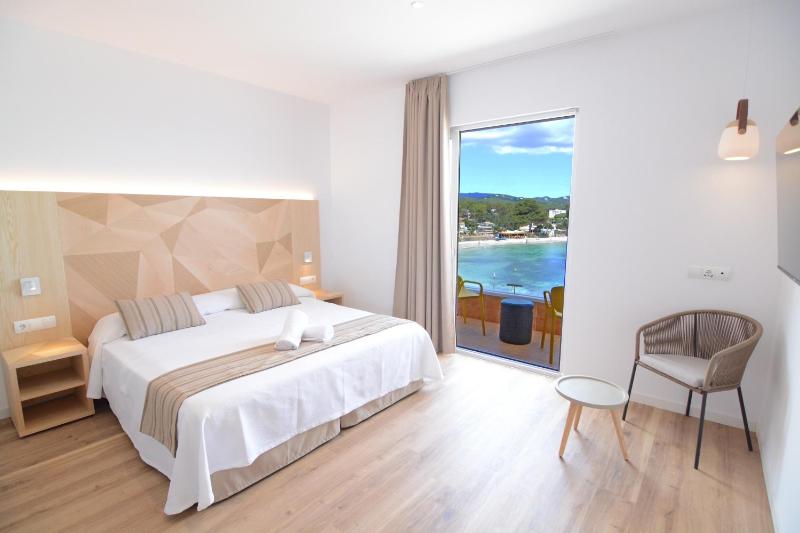 Superior Triple Room with Sea View image 1