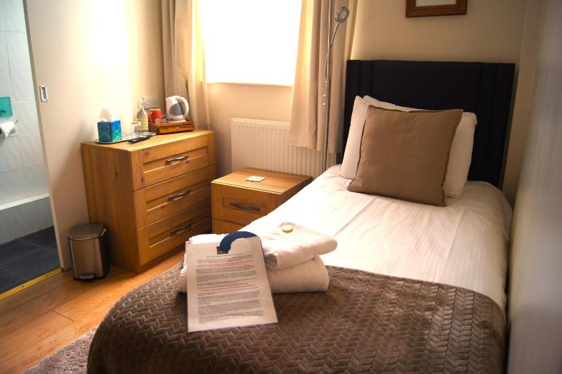 Single Room image 3