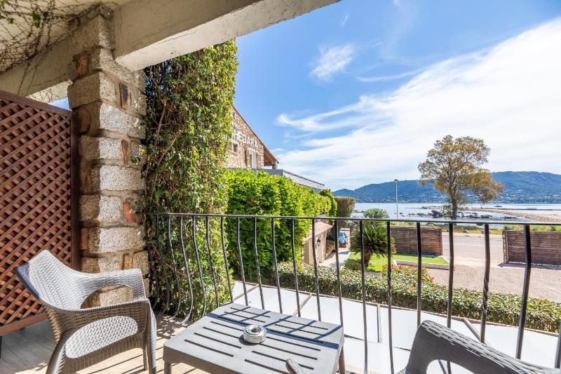 Double Room with Terrace - Sea Side image 3