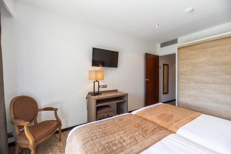 Twin Room - Sea Side image 4